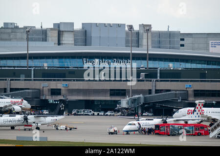 Zurich, Suisse - le 19 juillet 2018 : l'aéroport de Zurich paysage extérieur de bâtiment de jour Banque D'Images