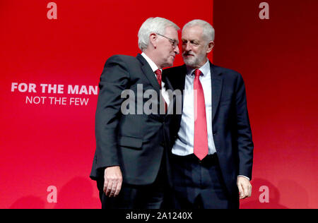 Shadow chancellor John McDonnell (à gauche) avec le chef du travail Jeremy Corbyn, après avoir prononcé son discours pendant la conférence du parti travailliste au centre de Brighton à Brighton. Banque D'Images