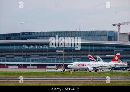 Zurich, Suisse - le 19 juillet 2018 : l'aéroport de Zurich paysage extérieur de bâtiment de jour Banque D'Images