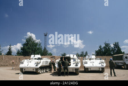 1er juin 1993 pendant le siège de Sarajevo : les soldats danois servant avec la FORPRONU avec leurs AIFV YPR-765/TTB dans le parking à l'aéroport de Sarajevo. Banque D'Images