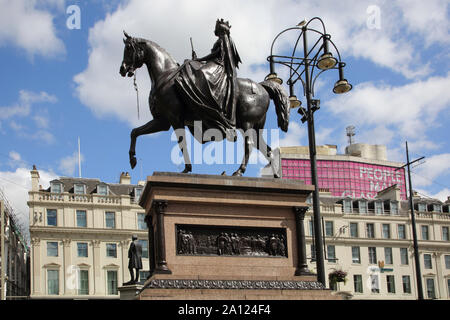 Glasgow Ecosse George Square Statue en bronze de la reine Victoria commémorant la visite de Queens en 1849 c'était la première statue équestre de Britains un wom Banque D'Images