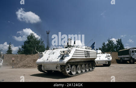 1er juin 1993 pendant le siège de Sarajevo : Danois la YPR-765 AIFV/ttb servant avec la FORPRONU sortir du parking à l'aéroport de Sarajevo. Banque D'Images