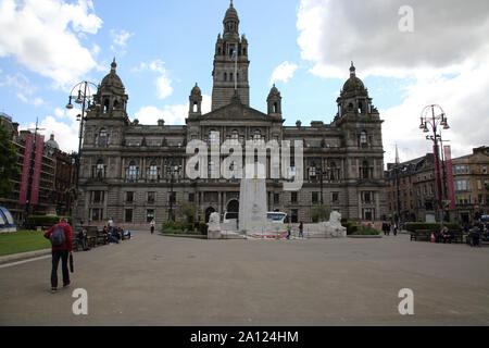 Glasgow Ecosse George Square Glasgow City Chambers et Cenotaph Banque D'Images