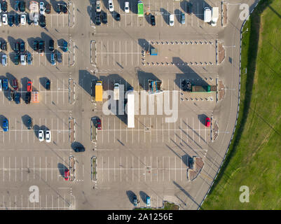 À partir de l'image au-dessus du sol au cours de l'été sur les voitures parking day Banque D'Images