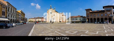 Piazza Vittorio Emanuele II, place principale de la ville fortifiée de Montagnana. Banque D'Images