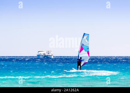 Surfer dans la mer Rouge, dans le contexte de deux navires en Egypte Dahab Banque D'Images