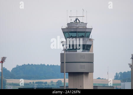 Zurich, Suisse - le 19 juillet 2018 : l'aéroport de Zurich à l'extérieur de la tour de contrôle de jour Banque D'Images