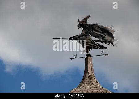 31 août 2019, Fitch Bay, Québec, Canada : sorcière girouette à Witch Bay Castle Banque D'Images