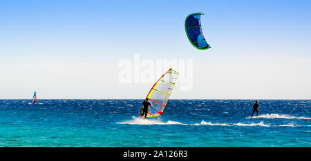 Véliplanchistes et kitesurfers rouler dans la mer Rouge en Egypte Dahab Banque D'Images