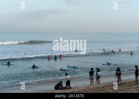 KUTA/BALI, 06 2019 juillet - Kuta Beach atmosphère dans la matinée rempli de touristes locaux et étrangers. La plage de Kuta est une destination touristique préférée Banque D'Images