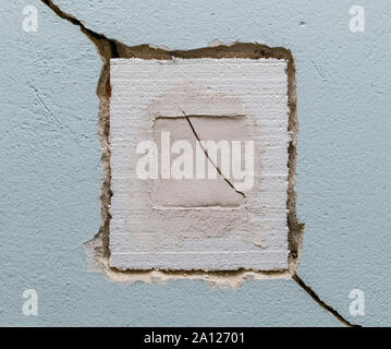 19 septembre 2019, Berlin, Francfort (Oder) : une fissure traverse un mur dans l'ancien bâtiment de la ville archive. Un déménagement a toujours été une action complexe en soi. Cependant, lorsqu'une ville complète archive change de lieu de travail, il faut des mois. Après tout, des fichiers, des documents et des sous-clients de presque 800 ans d'histoire de la ville doivent être emballés. Photo : Patrick Pleul/dpa-Zentralbild/ZB Banque D'Images