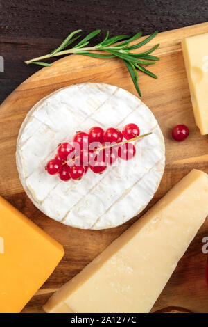 Le Camembert, les frais généraux tourné avec d'autres fromages et fruits Banque D'Images