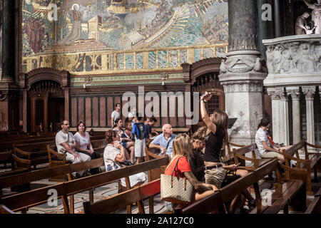 LYON, FRANCE - 19 juillet 2019 : Femme, un touriste, en tenant un smartphone en selfies avec sa basilique notre dame de Fourvière Basilica church, l'un des m Banque D'Images