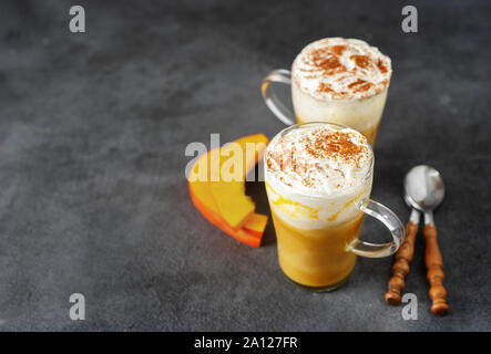 Deux tasses en verre d'épices cappuccino de potiron sur fond gris. Copy space Banque D'Images