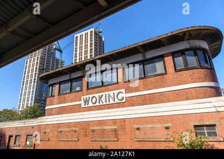 Vue de l'ancienne construite en brique rouge désaffectées dans la boîte de signal gare à Woking, Surrey, au sud-est de l'Angleterre, Royaume-Uni Banque D'Images