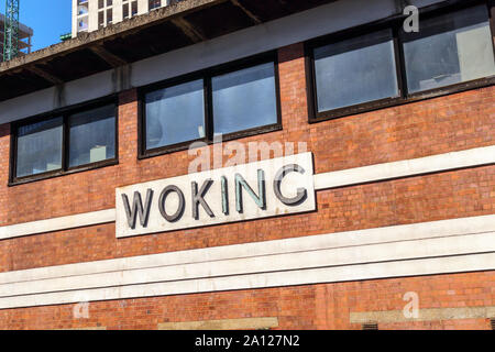 L'écaillage de la peinture sur la plaque de nom à l'ancienne en briques rouges désaffectée dans le signal fort gare à Woking, Surrey, au sud-est de l'Angleterre, Royaume-Uni Banque D'Images