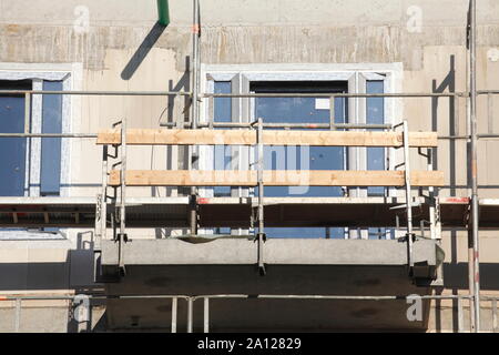 Ouverture de fenêtre, l'échafaudage, façade de maison, shell, Überseestadt, Brême, Allemagne Banque D'Images