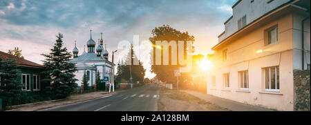 Braslaw Voblast de Vitebsk, Biélorussie,. Dormition de la Theotokos Eglise pendant le coucher du soleil lever du soleil. Dormition de la Mère de Dieu dans l'église de Bras Soleil Banque D'Images