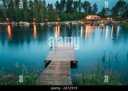 La Suède. Belle jetée en bois près du lac en été Soir Nuit. Paysage du lac ou de la rivière. Riverside Banque D'Images