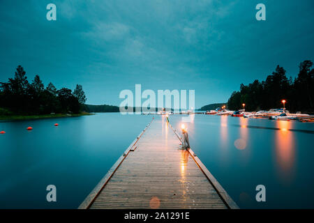 La Suède. Belle jetée en bois près du lac en été Soir Nuit. Paysage du lac ou de la rivière. Riverside Banque D'Images