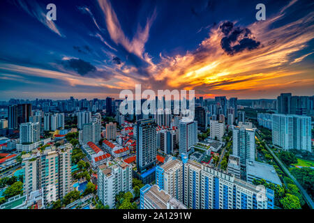 Incroyable Coucher du Soleil contre les formations de nuages spectaculaires et de couleurs à travers le paysage urbain de Singapour Banque D'Images