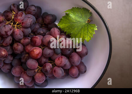 Grappes de raisin noir dans un bol vu de dessus Banque D'Images