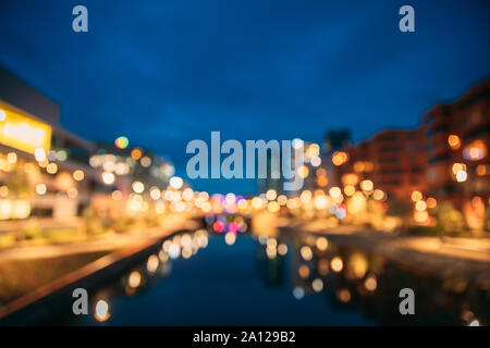 Oslo, Norvège. Nuit Résumé Boke Bokeh Background Effet. Contexte de conception. Vue de nuit en remblai et résidentiel Maison à étages dans Gamle Oslo Dis Banque D'Images