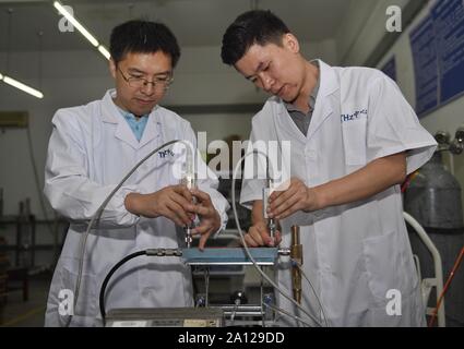 (190923) -- Chengdu, 23 septembre 2019 (Xinhua) -- professeur associé Fu Wenjie (L) et candidate au doctorat Chaoyang Zhang de l'Université des Sciences et Technologies de Chine (UESTC) installer le système expérimental pour tester de jet de plasma dans l'UESTC à Chengdu, dans le sud-ouest de la province chinoise du Sichuan, le 11 septembre 2019. Récemment, des chercheurs du département de physique et d'électronique, de l'école des sciences et de l'ingénierie électronique à l'UESTC ont développé avec succès un nouvel ordinateur de poche jet plasma après deux ans d'expériences scientifiques. Plasma sont excités par l'énergie des micro-ondes. Par designi Banque D'Images