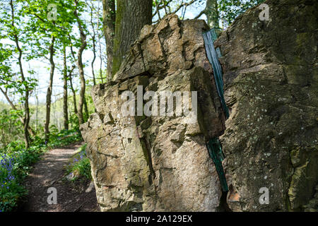 'Shimza' par Ken Gill, jardins de sculptures de Tremenheere, Gulval, Penzance. Installation en utilisant du verre pour honorer une fissure ancienne dans un visage de roche de granit. Banque D'Images