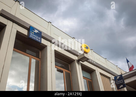 BOURGOIN JALLIEU, FRANCE - 15 juillet 2019 : La Banque Postale et La Poste logo en face d'un bureau de poste français. La Banque de La Poste est l'avion depar Banque D'Images