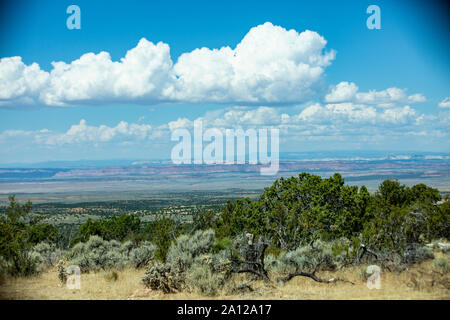 Das Apple Valley dans l'Utah mit traumhaften Strecken und Bergwelt Ancien Wüste dans. Banque D'Images