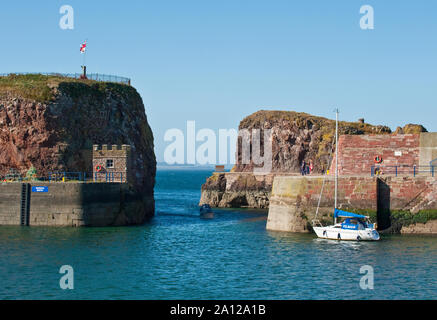 Entrée étroite de Victoria Harbour. Dunbar, Ecosse Banque D'Images