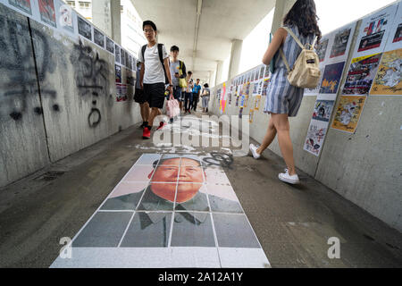 Pro et anti démocratie droit de l'extradition des slogans et des affiches des manifestations à Hong Kong. 23 septembre 2019. Passerelle pour piétons à la station de Kowloon Tong couvert de graffitis et affiches pro la démocratie contre l'extradition Loi proposée par le gouvernement. De nombreuses affiches et messages de lutte contre la Chine. Banque D'Images