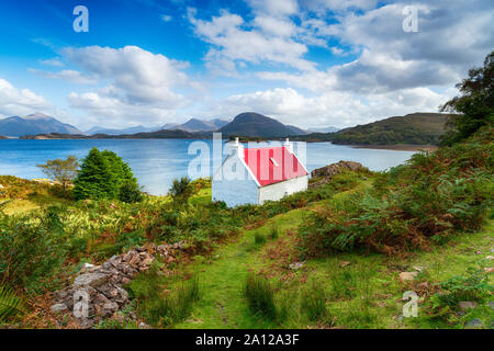 Un cottage pittoresque sur les rives du Loch Shieldaig sur la péninsule de Walcourt dans l'extrême nord-ouest de l'Écosse Banque D'Images