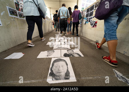 Pro et anti démocratie droit de l'extradition des slogans et des affiches des manifestations à Hong Kong. 23 septembre 2019. Passerelle pour piétons à la station de Kowloon Tong couvert de graffitis et affiches pro la démocratie contre l'extradition Loi proposée par le gouvernement. De nombreuses affiches et messages de lutte contre la Chine. Banque D'Images