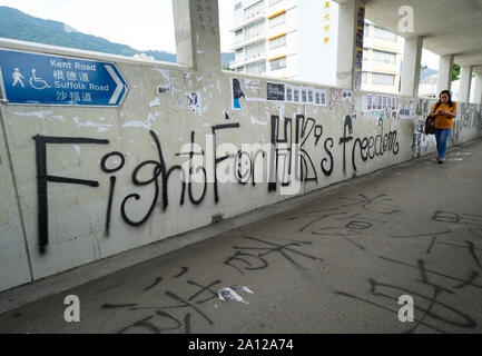 Pro et anti démocratie droit de l'extradition des slogans et des affiches des manifestations à Hong Kong. 23 septembre 2019. Passerelle pour piétons à la station de Kowloon Tong couvert de graffitis et affiches pro la démocratie contre l'extradition Loi proposée par le gouvernement. De nombreuses affiches et messages de lutte contre la Chine. Banque D'Images