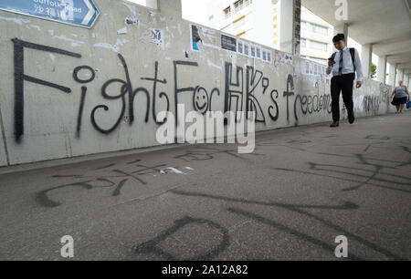 Pro et anti démocratie droit de l'extradition des slogans et des affiches des manifestations à Hong Kong. 23 septembre 2019. Passerelle pour piétons à la station de Kowloon Tong couvert de graffitis et affiches pro la démocratie contre l'extradition Loi proposée par le gouvernement. De nombreuses affiches et messages de lutte contre la Chine. Banque D'Images