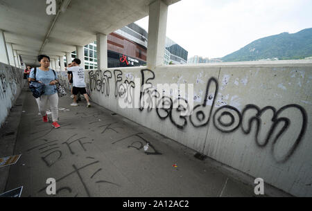 Pro et anti démocratie droit de l'extradition des slogans et des affiches des manifestations à Hong Kong. 23 septembre 2019. Passerelle pour piétons à la station de Kowloon Tong couvert de graffitis et affiches pro la démocratie contre l'extradition Loi proposée par le gouvernement. De nombreuses affiches et messages de lutte contre la Chine. Banque D'Images