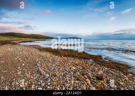 Crépuscule sur la plage de galets à Machrie Bay sur l'île d'Arran en Écosse Banque D'Images