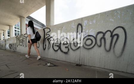 Pro et anti démocratie droit de l'extradition des slogans et des affiches des manifestations à Hong Kong. 23 septembre 2019. Passerelle pour piétons à la station de Kowloon Tong couvert de graffitis et affiches pro la démocratie contre l'extradition Loi proposée par le gouvernement. De nombreuses affiches et messages de lutte contre la Chine. Banque D'Images