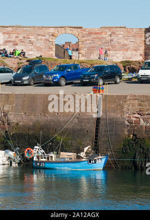 Vieux bâtiment d'artillerie et de petits bateaux de pêche dans le port de Victoria, Dunbar. L'Ecosse Banque D'Images