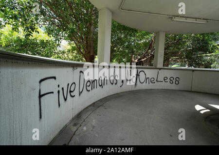 Pro et anti démocratie droit de l'extradition des slogans et des affiches des manifestations à Hong Kong. 23 septembre 2019. Passerelle pour piétons à la station de Kowloon Tong couvert de graffitis et affiches pro la démocratie contre l'extradition Loi proposée par le gouvernement. De nombreuses affiches et messages de lutte contre la Chine. Banque D'Images