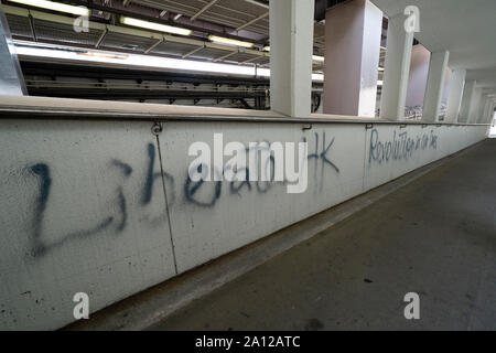 Pro et anti démocratie droit de l'extradition des slogans et des affiches des manifestations à Hong Kong. 23 septembre 2019. Passerelle pour piétons à la station de Kowloon Tong couvert de graffitis et affiches pro la démocratie contre l'extradition Loi proposée par le gouvernement. De nombreuses affiches et messages de lutte contre la Chine. Banque D'Images