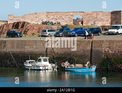 Vieux bâtiment d'artillerie et de petits bateaux de pêche dans le port de Victoria, Dunbar. L'Ecosse Banque D'Images