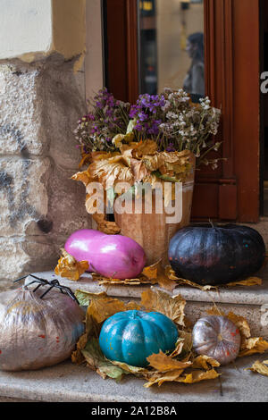 Décoration Halloween porte avant avec différentes couleurs et des formes, les citrouilles. Banque D'Images