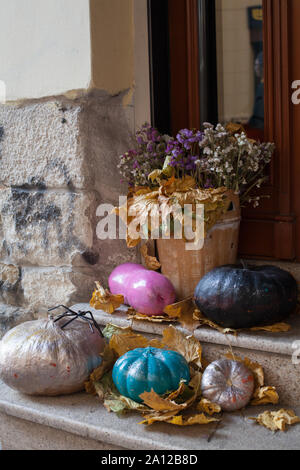 Décoration Halloween porte avant avec différentes couleurs et des formes, les citrouilles. Banque D'Images