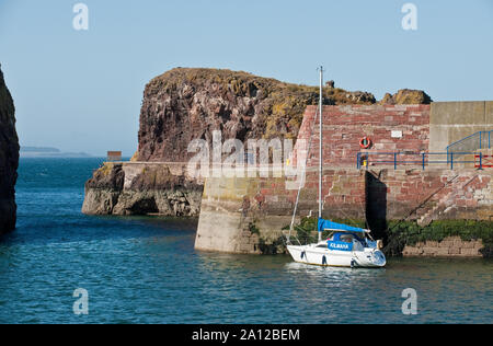 Entrée étroite de Victoria Harbour. Dunbar, Ecosse Banque D'Images