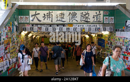 Pro et anti démocratie droit de l'extradition des slogans et des affiches des manifestations à Hong Kong. 23 septembre 2019. Grand soi-disant mur de Lennon dans les métros pour piétons à Tai Po Market railway station . Les murs recouverts de posters et la démocratie pro part written post-it dénonçant l'extradition Loi proposée par le gouvernement. De nombreuses affiches et messages de lutte contre la Chine. Banque D'Images