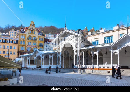 Karlovy Vary, République tchèque - 15 Février 2017 : vue sur la rue, maisons et Marché Hot spring Colonnade dans la célèbre ville thermale Banque D'Images