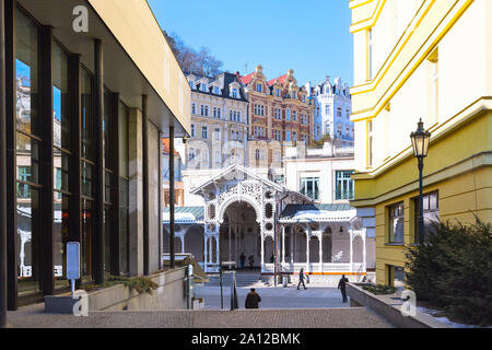 Karlovy Vary, République tchèque - 15 Février 2017 : vue sur la rue, maisons et Hot spring dans la célèbre ville thermale Banque D'Images